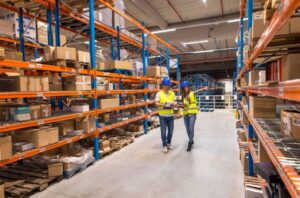Wdrożenie systemu WMS w magazynie – usprawnienie operacji magazynowych w różnych branżach